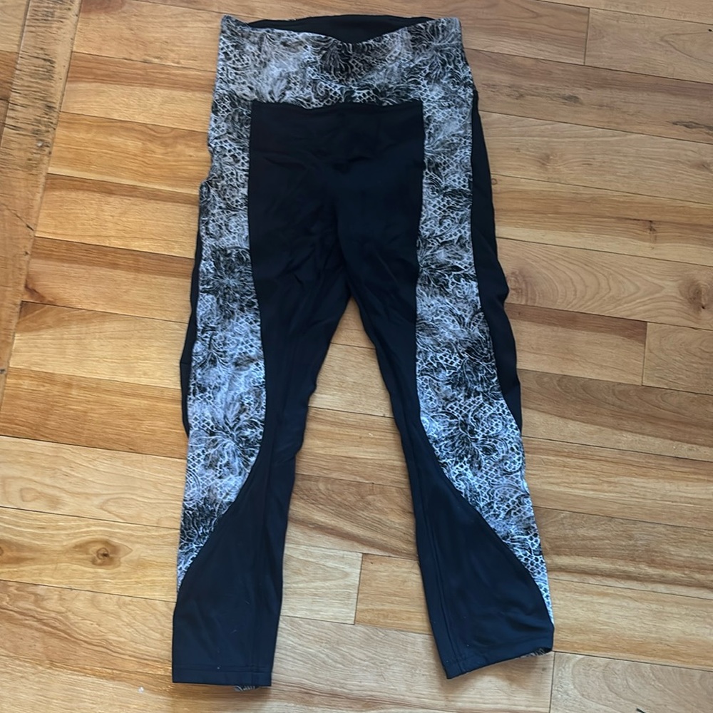 Lululemon size 6 leggings (basically new) unique pattern